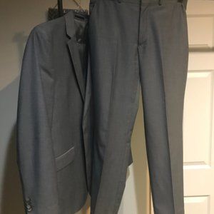 MEN'S MATCHING DRESS SUIT. KENNETH COLE REACTION JACKET 40R33W PANTS 34W30L GRAY